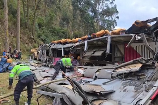 Peru į tarpeklį nulėkė autobusas: žuvo mažiausiai 18 žmonių