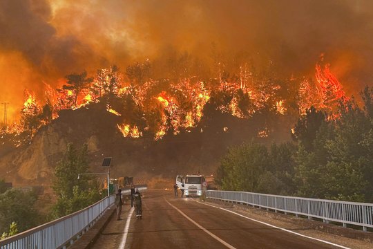 Lietuvių pamėgtame kurorte – milžiniškas gaisras: dirba tūkstančiai žmonių, yra žuvusiųjų