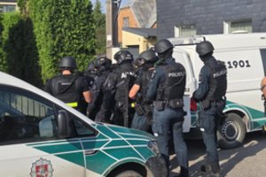 Šiauliuose neblaivus vyras grasino ginklu savo žmonai, o jį sulaikant – šovė į policininką: teko kviesti „Aro“ pareigūnus