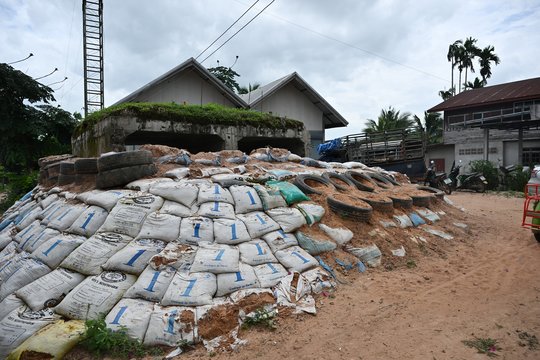 Pokalbiai su D. Trumpu nepadėjo: Kambodžos ir Tailando pasienyje vėl vyksta mūšiai