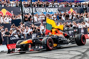 Įspūdžiai iš „Red Bull Showrun“: pulsuojantis adrenalinas, greitis ir dėsnius paneigiantys triukai