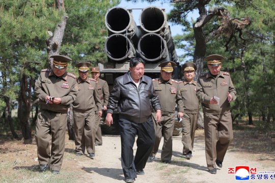 Kim Jong Unas stiprina karo retoriką: grasina susidoroti su JAV