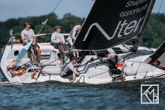 „Kuršių marių regatoje“ užvirė sportinė kova: pirmasis etapas reikalavo kantrybės ir atkaklumo