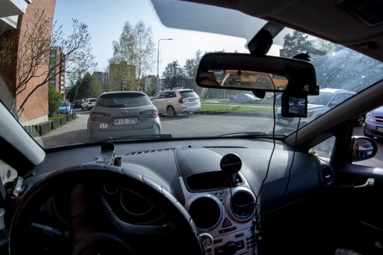 Įvardyti 3 daiktai, kurių per karščius negalima palikti automobilyje