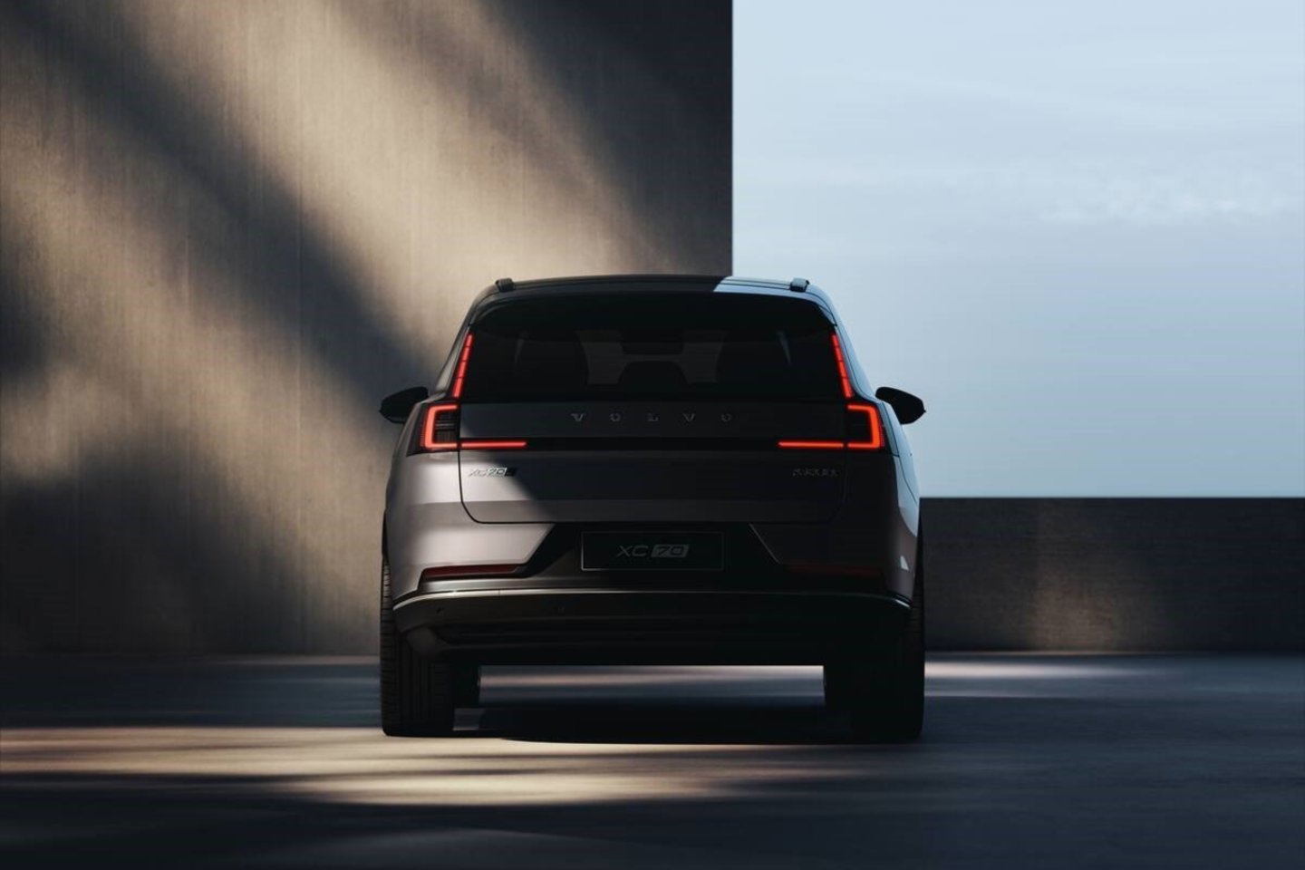 Paskelbtos oficialios 2026 m. „Volvo XC70“ nuotraukos. Modelis bus iš esmės pakeistas ir taps elektrinis krosoveris su didele baterija.<br> Volvo nuotr.