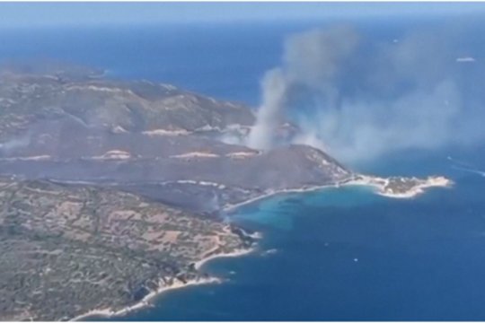 Nufilmavo, kaip populiarią Italijos salą niokoja gaisrai: sudegė 40 automobilių