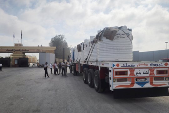 Izraelis: per pirmąją dalinės kovų pertraukos dieną Gazos Ruožas gavo 120 sunkvežimių pagalbos