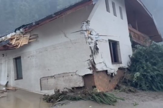 Potvyniai neaplenkė ir Rumunijos: kadruose – nušluoti automobiliai ir namai