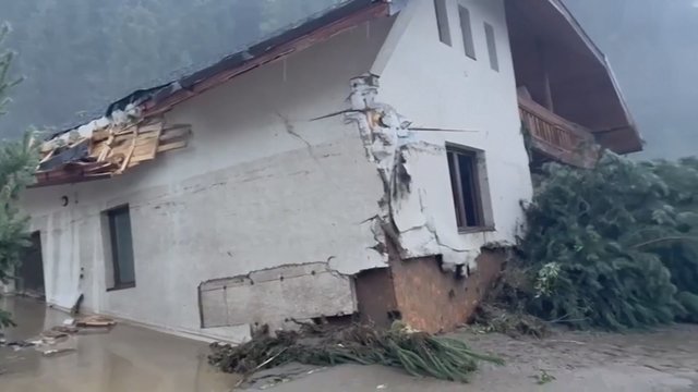 Potvyniai neaplenkė ir Rumunijos: kadruose – nušluoti automobiliai ir namai
