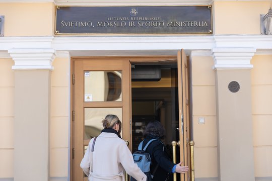 ŠMSM: pagal atnaujintas programas dirbantiems mokytojams pratęsiamas padidintas užmokestis