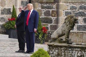 Paskutinę vizito Škotijoje dieną D. Trumpas savo kurorte atidarys antrąjį golfo aikštyną