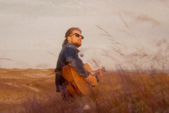 Matas Ligeika pristato nostalgišką kūrinį ir skandalu apipintą vaizdo klipą: įkvėpė atsitiktinė pažintis