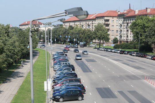 Pažėrė patarimų perkantiems naudotą elektromobilį – vardija modelius ir jų trūkumus 
