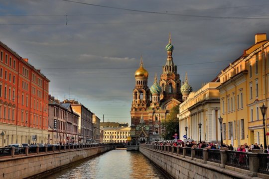 Neįtikėtina: Sankt Peterburge daugeliui užsieniečių uždrausta dirbti taksistais ir kurjeriais