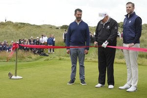 Atidarydamas golfo aikštyną Škotijoje, D. Trumpas pažadėjo „taikų pasaulį“