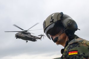 Nelaimė Rytų Vokietijoje: į upę nukrito karinis sraigtasparnis, pilotų likimas neaiškus