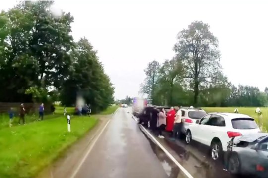 Masinė avarija baigėsi policijos tyrimu: merginas skausmas pasivijo po kelių valandų