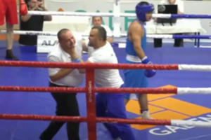 Proto užtemimas: Serbijoje vykusiame turnyre jaunojo boksininko treneris kovos metu pradėjo smaugti teisėją