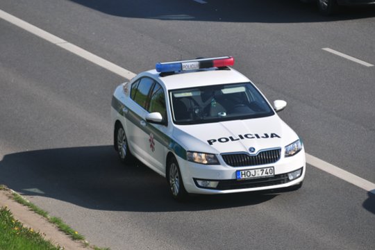 Partrenkęs senolę Vilniuje automobilis iš avarijos vietos nuvažiavo