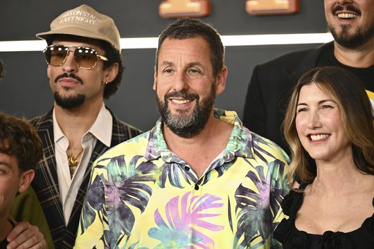 Komedijos tęsinyje suvaidinęs A. Sandleris pranoko pats save: už tą patį vaidmenį uždirbo 10 kartų daugiau