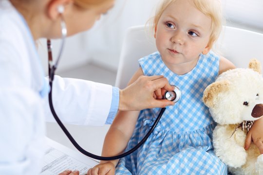 Su šia problema susiduria daugelis vaikų: negydant sukelia klausos problemas