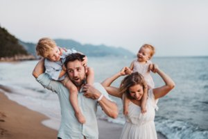 Nenorite santaupų išleisti vienai kelionei? Ekspertė pataria, kaip šeimoms pigiai ir turiningai pailsėti