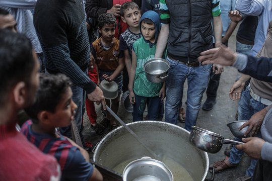 Izraelis: Gazos Ruožą pasiekė dar 220 sunkvežimių su pagalbos prekėmis