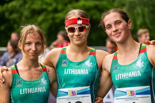 Pliaupiant lietui – vos tašku iš italių išplėšta Lietuvos penkiakovininkių ekipos bronza