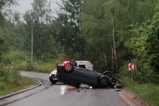 Ankstų rytą Vilniuje vertėsi „Audi“ – kelias buvo nepravažiuojamas, vairuotoja išvežta į ligoninę