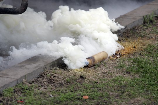 Klaipėdoje nežinomas chuliganas į barą įmetė dūminį užtaisą