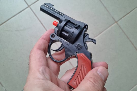 Girtas kaunietis areštinėje atsidūrė už tai, kad bare pasišvaistė žaisliniu pistoletu