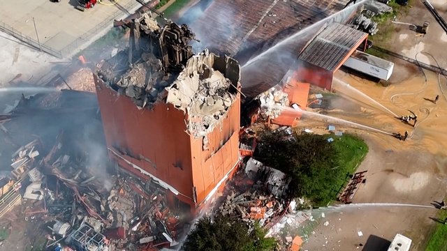 Dronai užfiksavo sprogusios gamyklos Nebraskoje padarinius: nelaimės metu žuvo du nepilnamečiai
