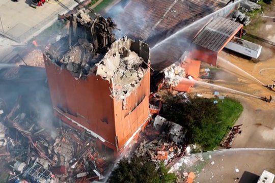 Dronai užfiksavo sprogusios gamyklos Nebraskoje padarinius: nelaimės metu žuvo du nepilnamečiai