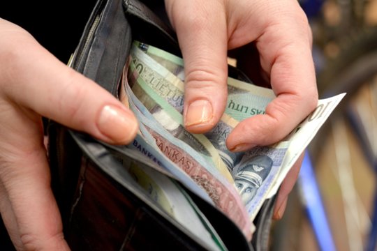 Lietuviai traukia milijonus litų: keičia į eurus kiekvieną dieną