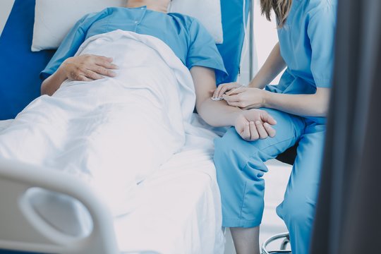 Ministerija įpareigojo ligonines užtikrinti artimųjų atsisveikinimą su mirštančiuoju