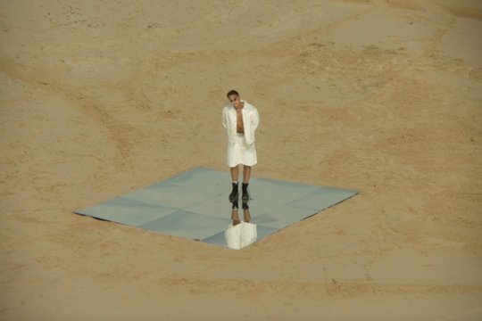 Martynas Kavaliauskas pristato naują dainą „Ant debesų“: vasariškas skambesys ir fantazijos nestokojantis vaizdo klipas