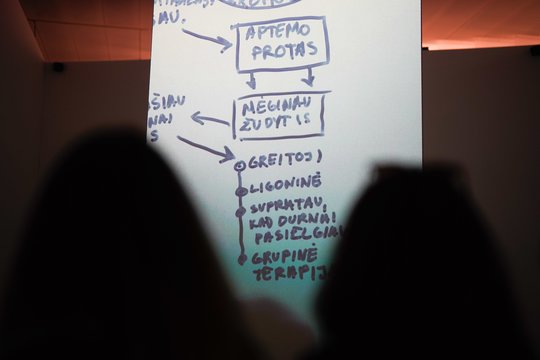 Instaliaciją jautria tema sukūrusi Elena Kairytė: „Labiausiai pribloškia, kad čia nėra nieko mistiško“   