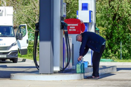 Trečią savaitę iš eilės Lietuvoje degalų kainos mažiausios tarp Baltijos šalių