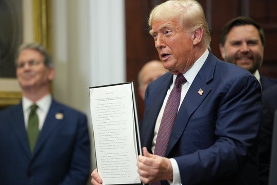 D. Trumpas iš naujo įsakė įvesti muitus dešimtims šalių