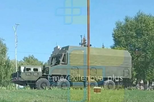 Išskirtinai kadrai: nufilmavo vieną iš rečiausiai matomų Rusijos karinių mašinų – ją saugojo karinis konvojus