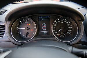 Automobilio prietaisų skydelyje pasirodantys ženklai, kurių nevalia ignoruoti: apie ką jie įspėja vairuotojus