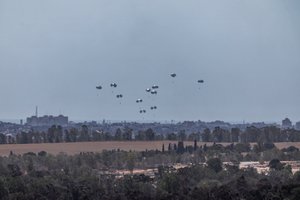 Vokietija pradėjo pagalbos prekių pristatymą iš oro Gazos gyventojams