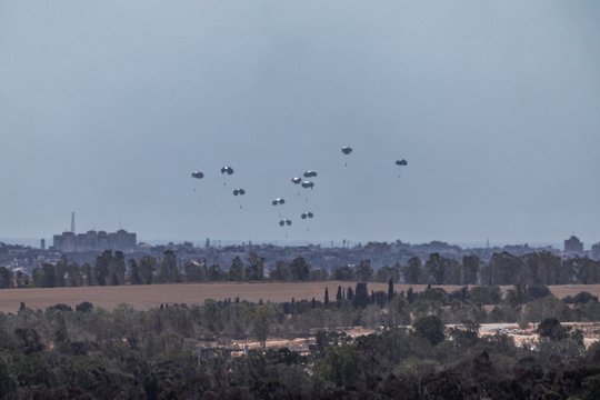Vokietija pradėjo pagalbos prekių pristatymą iš oro Gazos gyventojams