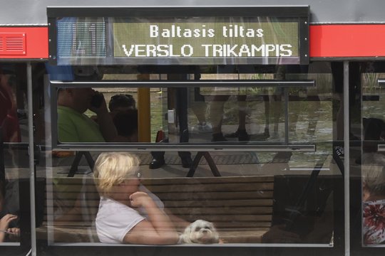 Naująjį sostinės transportą išbandę vilniečiai dalijasi įspūdžiais: pėsčiomis – greičiau nei su laivu