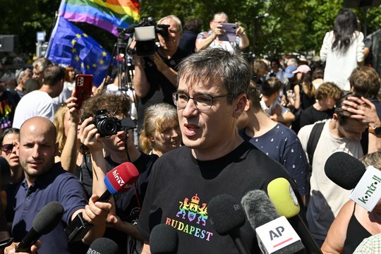 Budapešto meras į apklausą dėl „Pride“ eitynių organizavimo atvyko vilkėdamas vaivorykštės spalvų marškinėlius