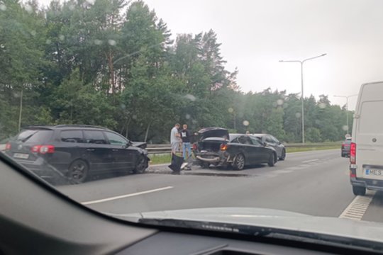Trys susidūrę automobiliai greitkelyje Vilnius – Kaunas trikdė eismą