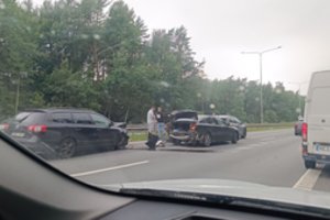 Trys susidūrę automobiliai greitkelyje Vilnius – Kaunas trikdė eismą