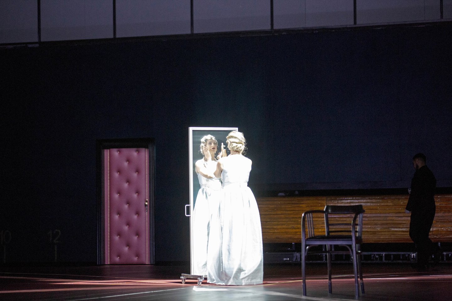 Scena iš G.Verdi „Makbeto“ Zalcburgo festivalyje. A.Grigorian įkūnijo Ledi Makbet, o V.Sulimskis – Makbetą.<br>B.Uhligo (Zalcburgo festivalis) nuotr.