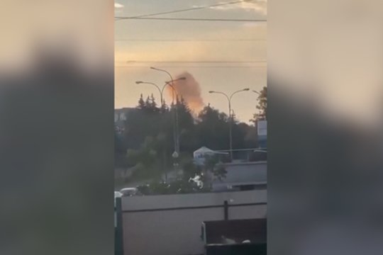 Keiksmų virtinė ir rusų išgąstis: nufilmavo Ukrainos smūgį į naftos gamyklą