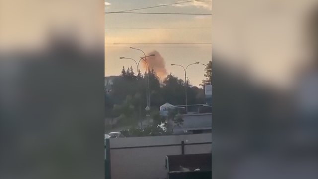 Keiksmų virtinė ir rusų išgąstis: nufilmavo Ukrainos smūgį į naftos gamyklą